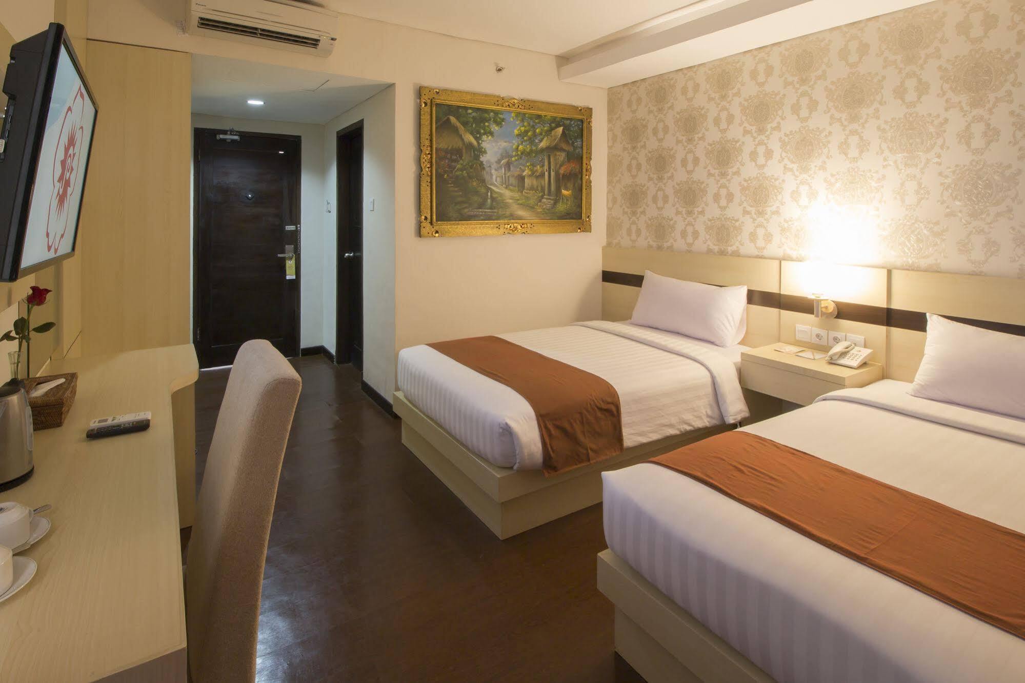 Grand Puri Saron Hotel Malioboro Yogyakarta Exterior foto