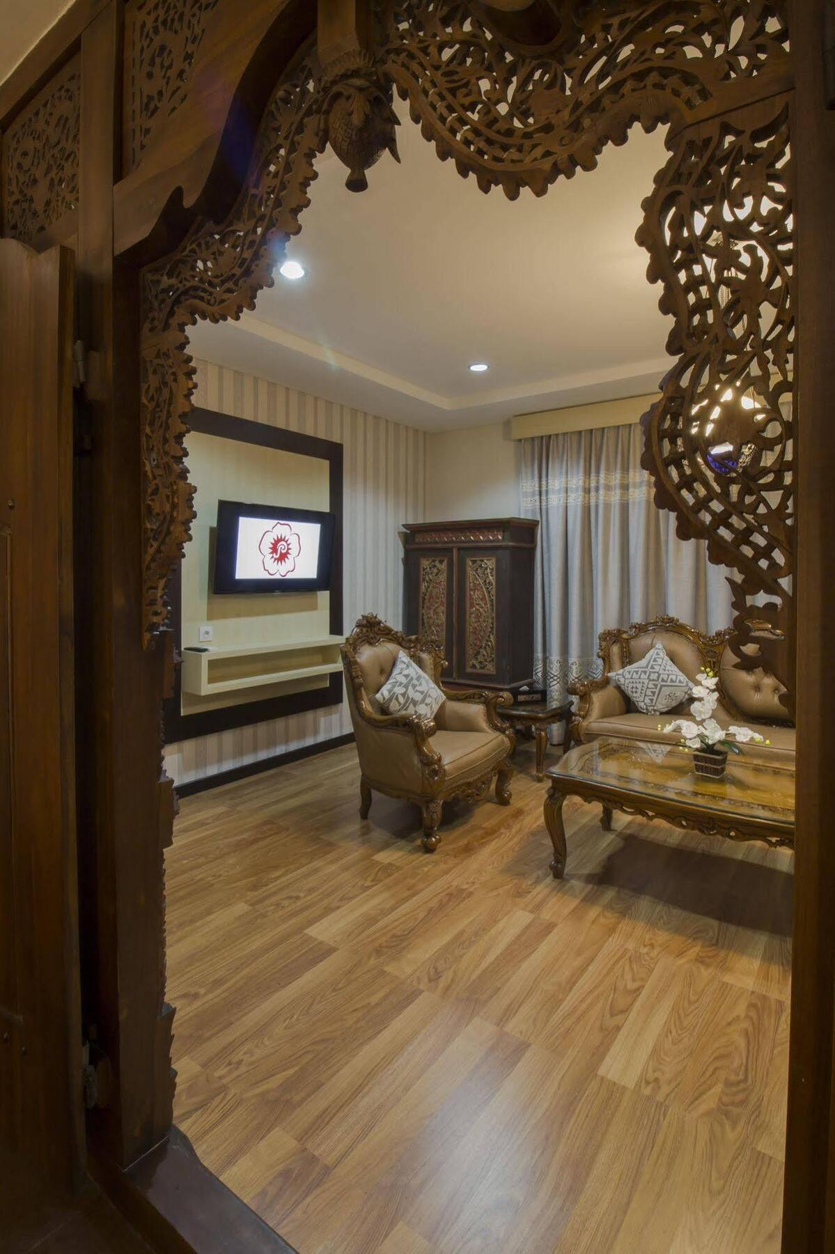 Grand Puri Saron Hotel Malioboro Yogyakarta Exterior foto