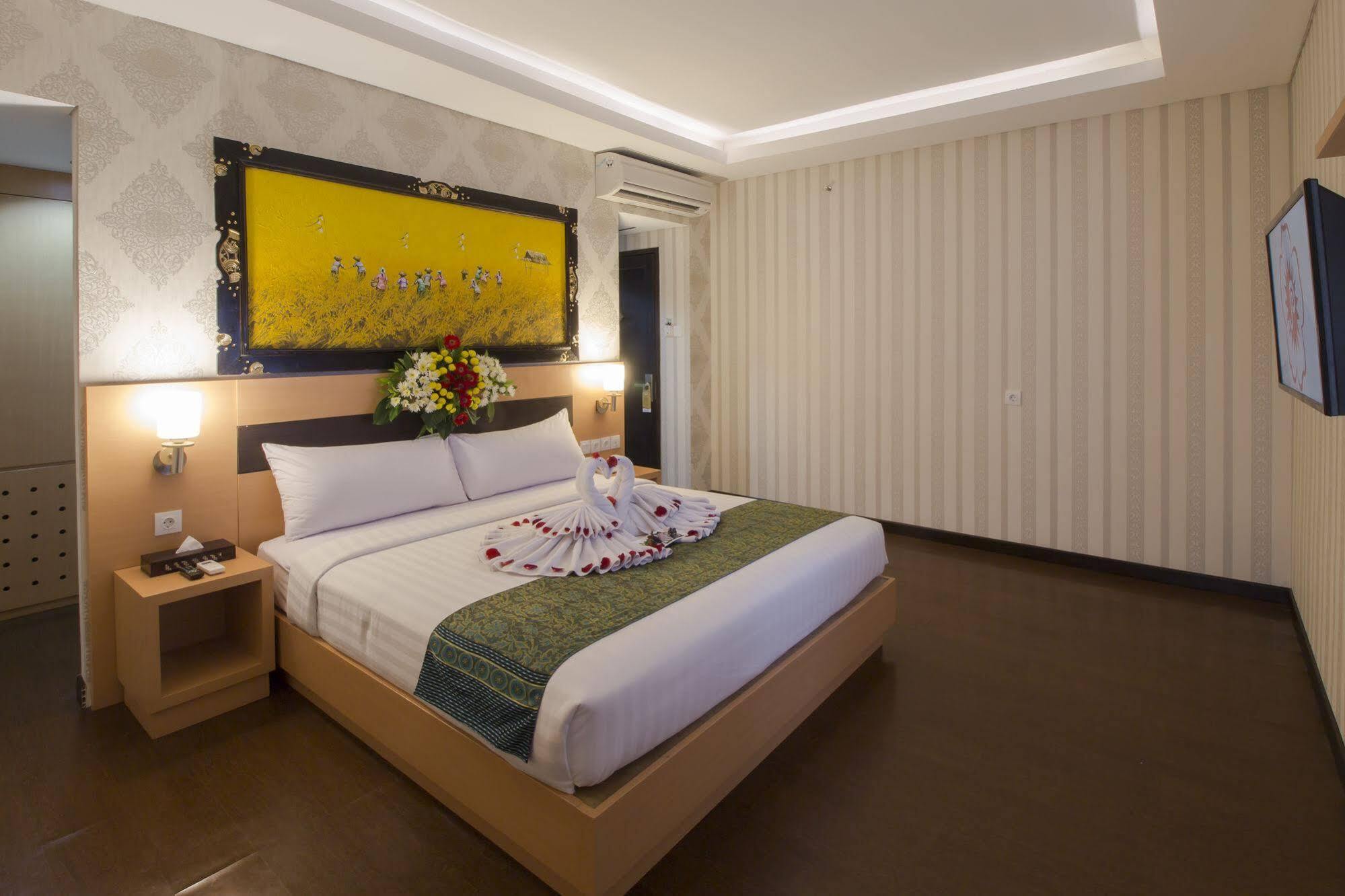 Grand Puri Saron Hotel Malioboro Yogyakarta Exterior foto
